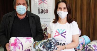 Primeira dama de Santa Catarina, Kesia Martins da Silva entregou os cobertores para o Secretário de Assistência Social, Jaudir Ilha
