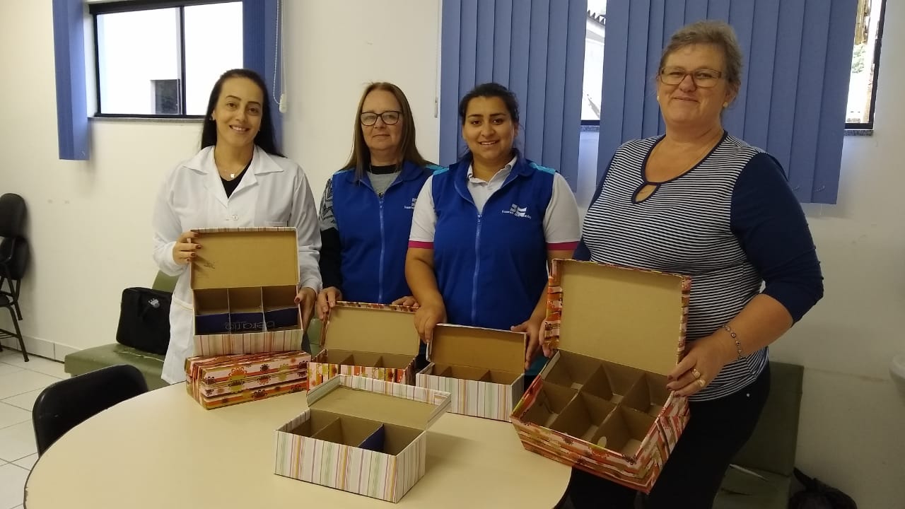 Equipe de saúde do Bairro Rosa produz caixinha que ajuda pacientes
